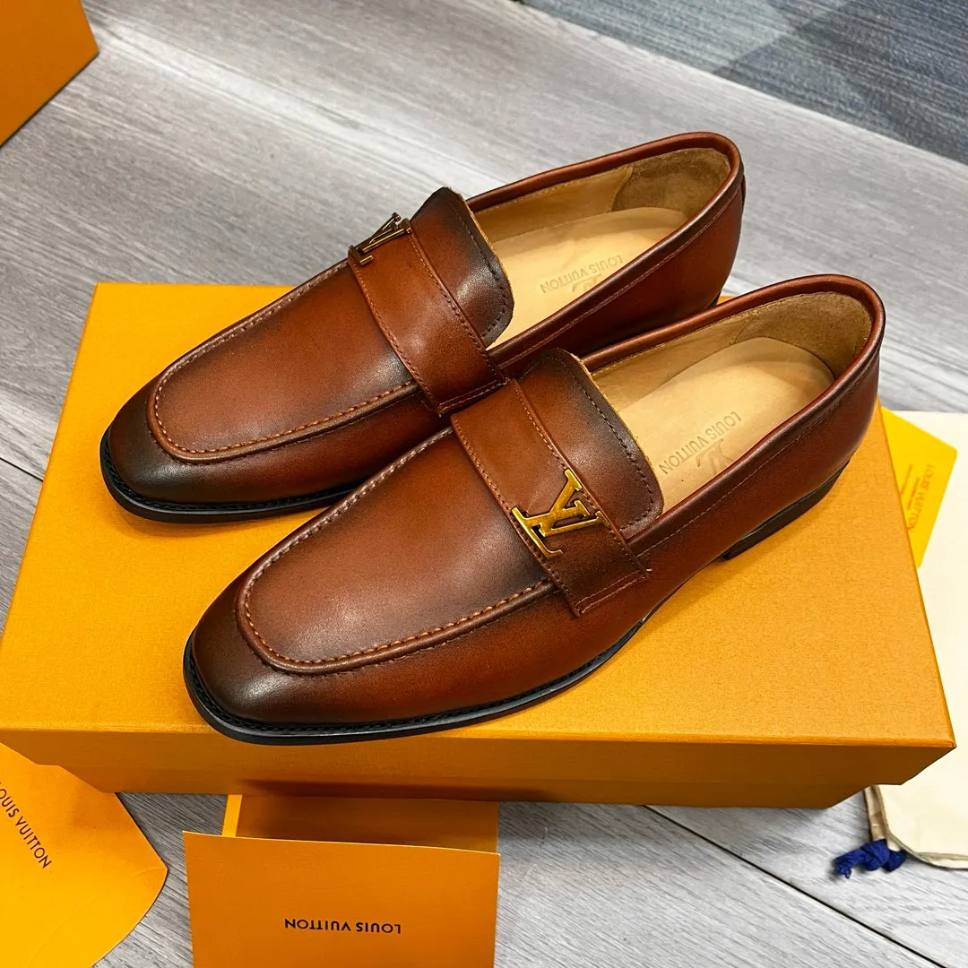 Factory price: 520💰-(LV) men’s formal leather shoes! Genuine molded horsebit, a classic must-have for your shoe cabinet! The feet are particularly delicate! This Gucci original version is a set last, and we are consistent with the counter! Therefore, it is more comfortable in terms of last shape and comfort! Take it to the counter and compare at will! Good shoes are more than just what they make! But grasp the essence from the inside out! Material: Imported first-layer cowhide! Genuine leather outsole imported from Italy, size: 39-44 (38/45 customized, non-refundable)